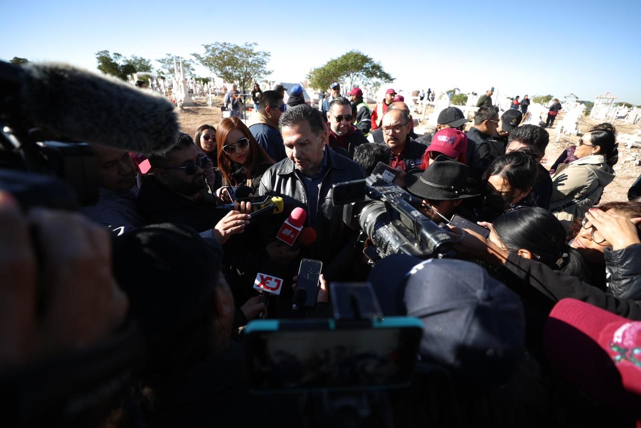 Resalta organización de trabajadores municipales en panteones.