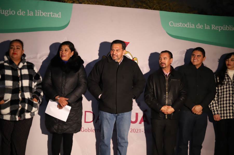 Hasta tarde continúa alcalde con entrega de rehabilitación de la Escuelas
