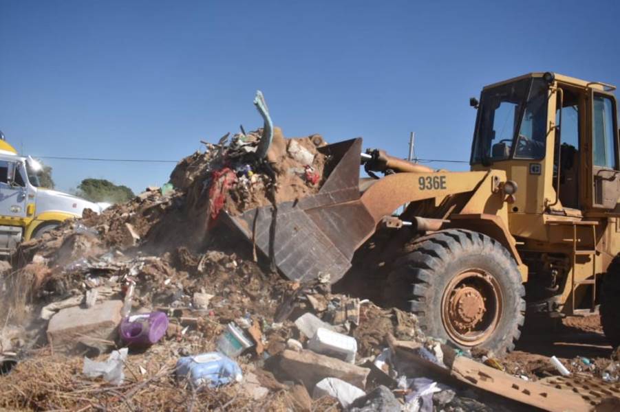Continúan con limpieza intensiva en la calle Libramiento Regional
