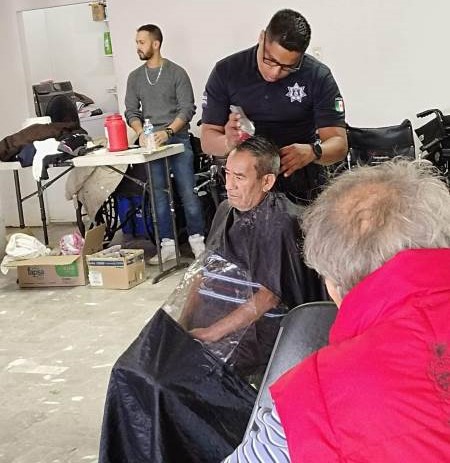 Llevan policías municipales servicio social a adultos mayores