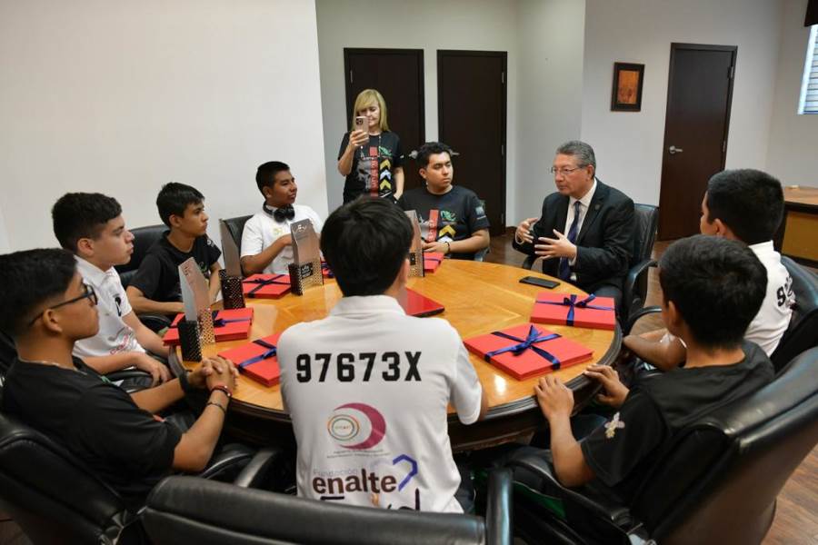 Reconoce Gobierno del Estado a campeones internacionales de robótica