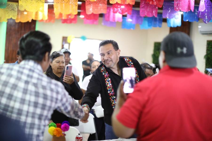 Convive Presidente Pérez Cuéllar con comunidad de comerciantes y artesanos mazahua