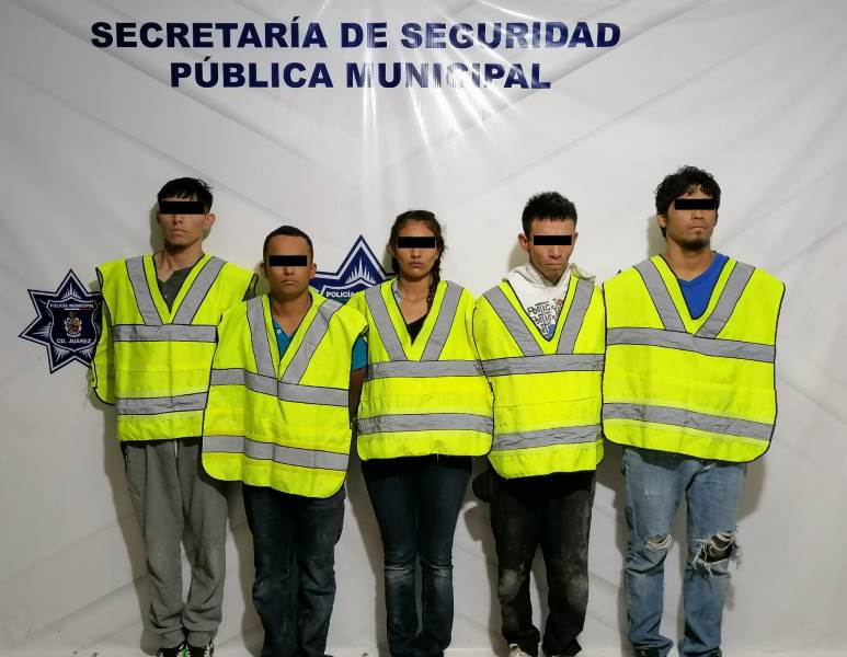 Sorprenden a cinco personas con un arma de fuego, cartuchos útiles y varias dosis de cristal