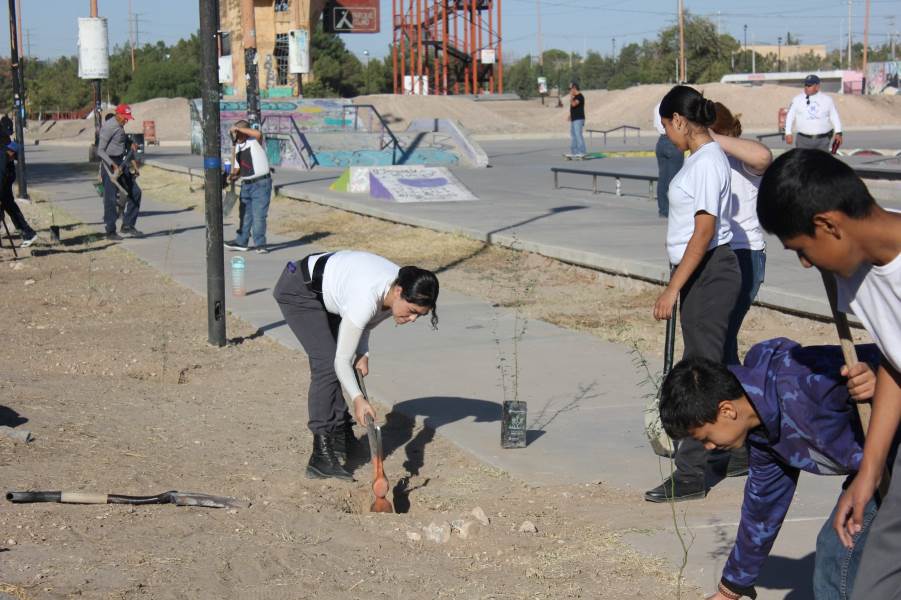 Jóvenes juarenses reforestaron el Parque Extremo