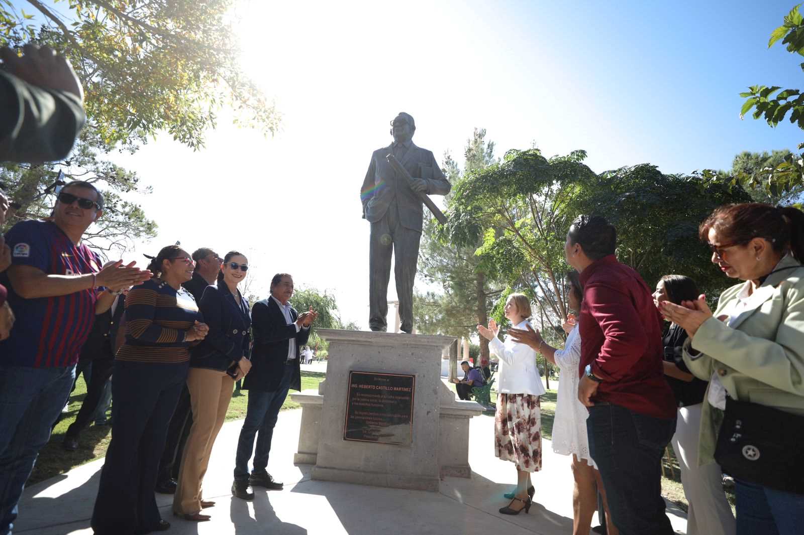 Devela alcalde monumento en honor a Heberto Castillo Martínez.
