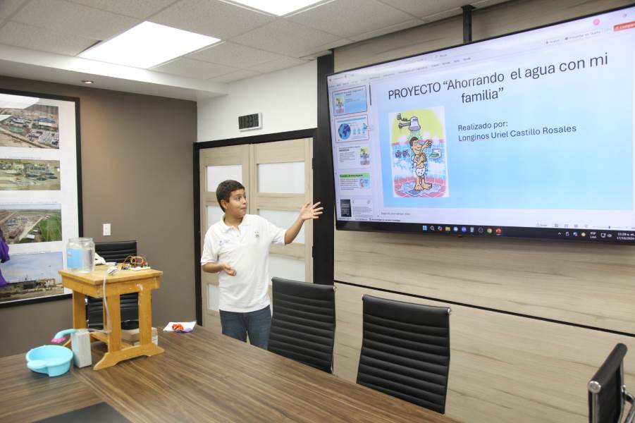 Recibió JMAS a niño que ganó olimpiada del conocimiento infantil con proyecto para ahorrar agua