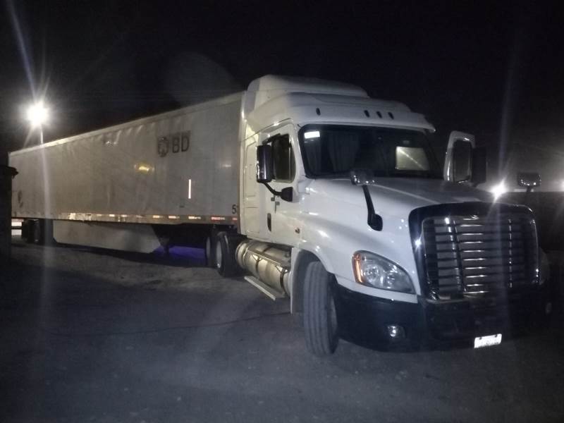 Rescatan a migrantes hacinados en una caja de trailer