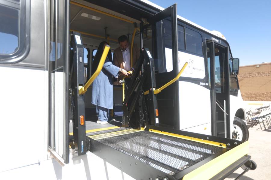 Alcalde entrega apoyo del Presupuesto Participativo a Manantial Hogar para transporte y fisioterapia