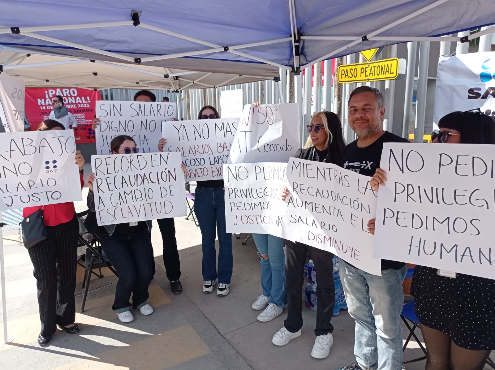 Empleados del SAT mantienen protesta y toman oficinas.