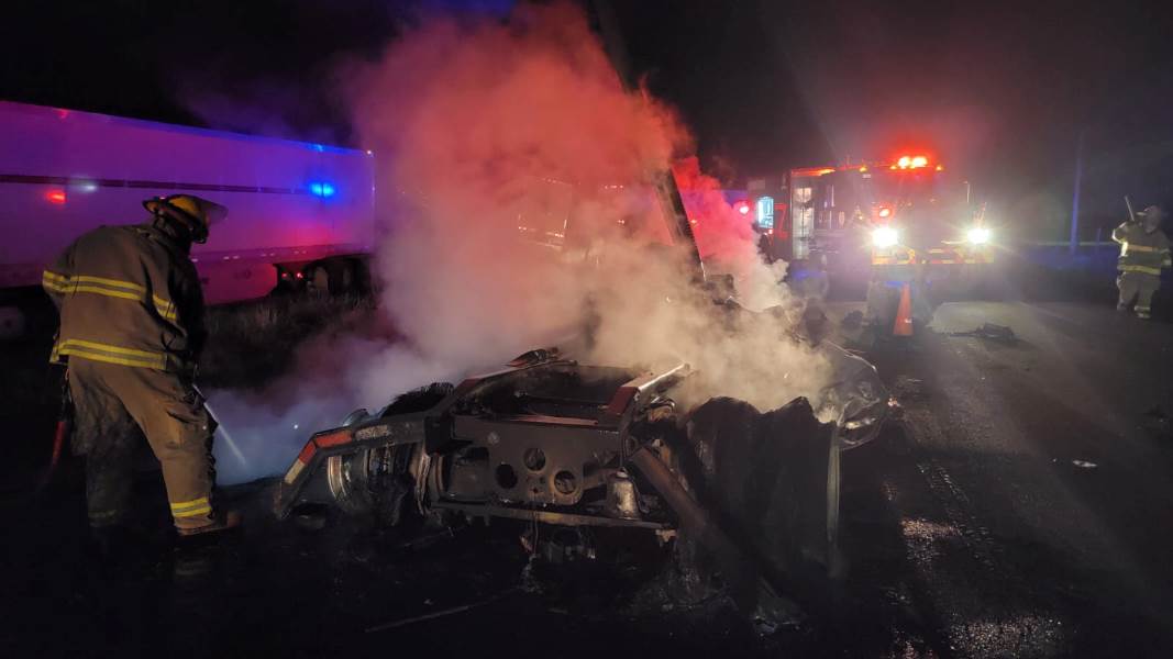 Muere conductor tras volcadura e incendio de tractocamión en la carretera Chihuahua–Juárez