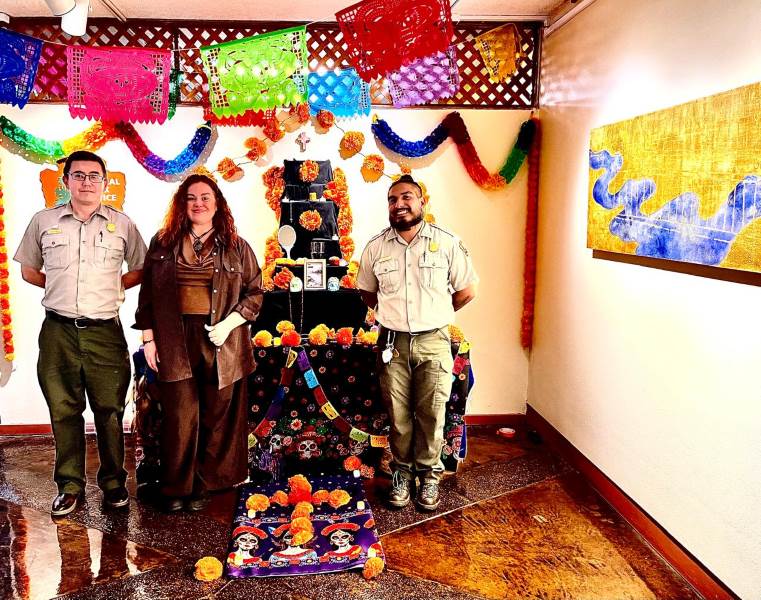 Instalan altar de muertos en El Paso como parte de la colaboración cultural binacional