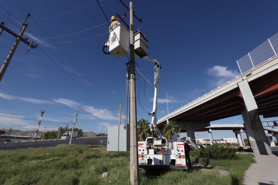 Instalan subestación eléctrica para reforzar alumbrado público en avenida Sanders