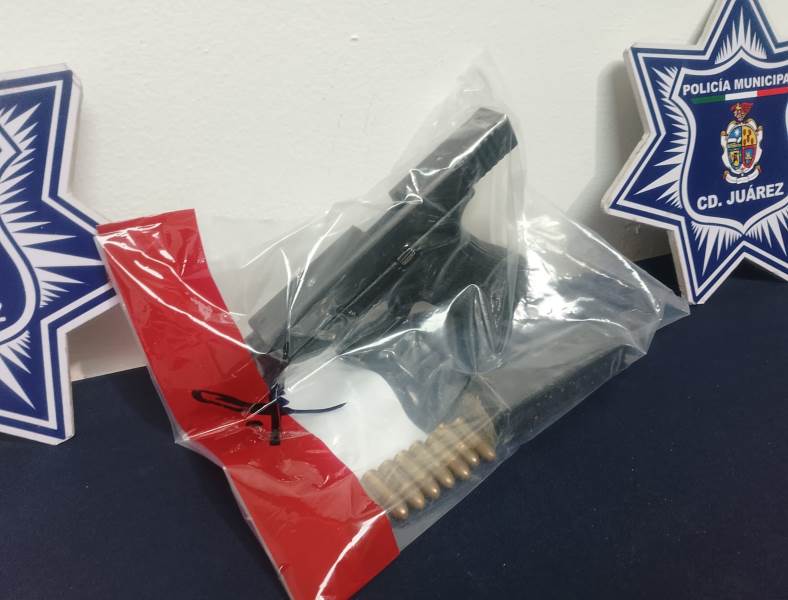 Hallan pistola 9 milímetros oculta dentro de una llanta en vivienda de Juárez