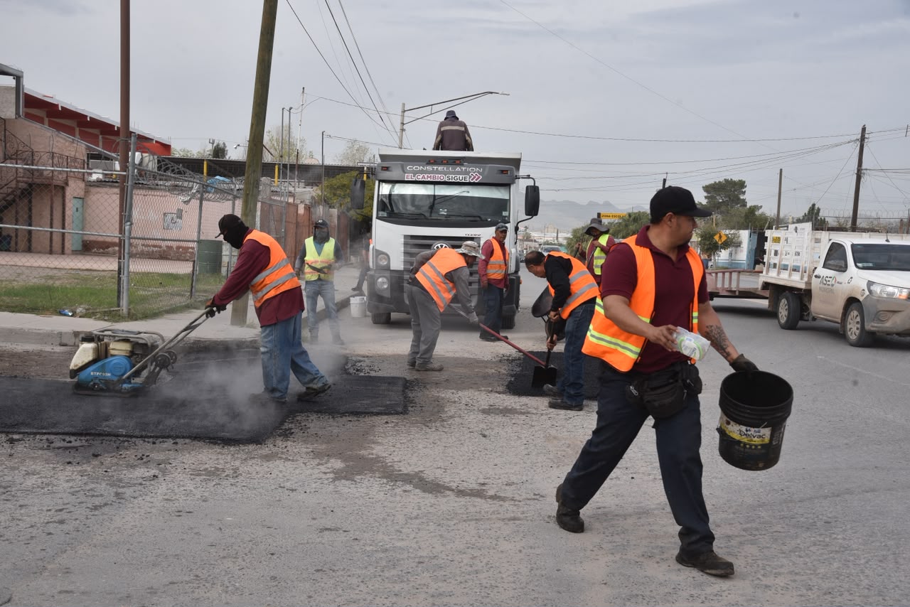 Llevan labores de bacheo a la calle Centeno.