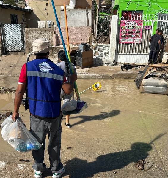 Entrega Estado apoyos a 150 familias afectadas por inundaciones en la colonia Fronteriza