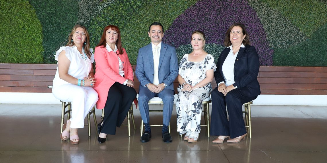 Reconocen trayectoria de empleados en la UACJ.