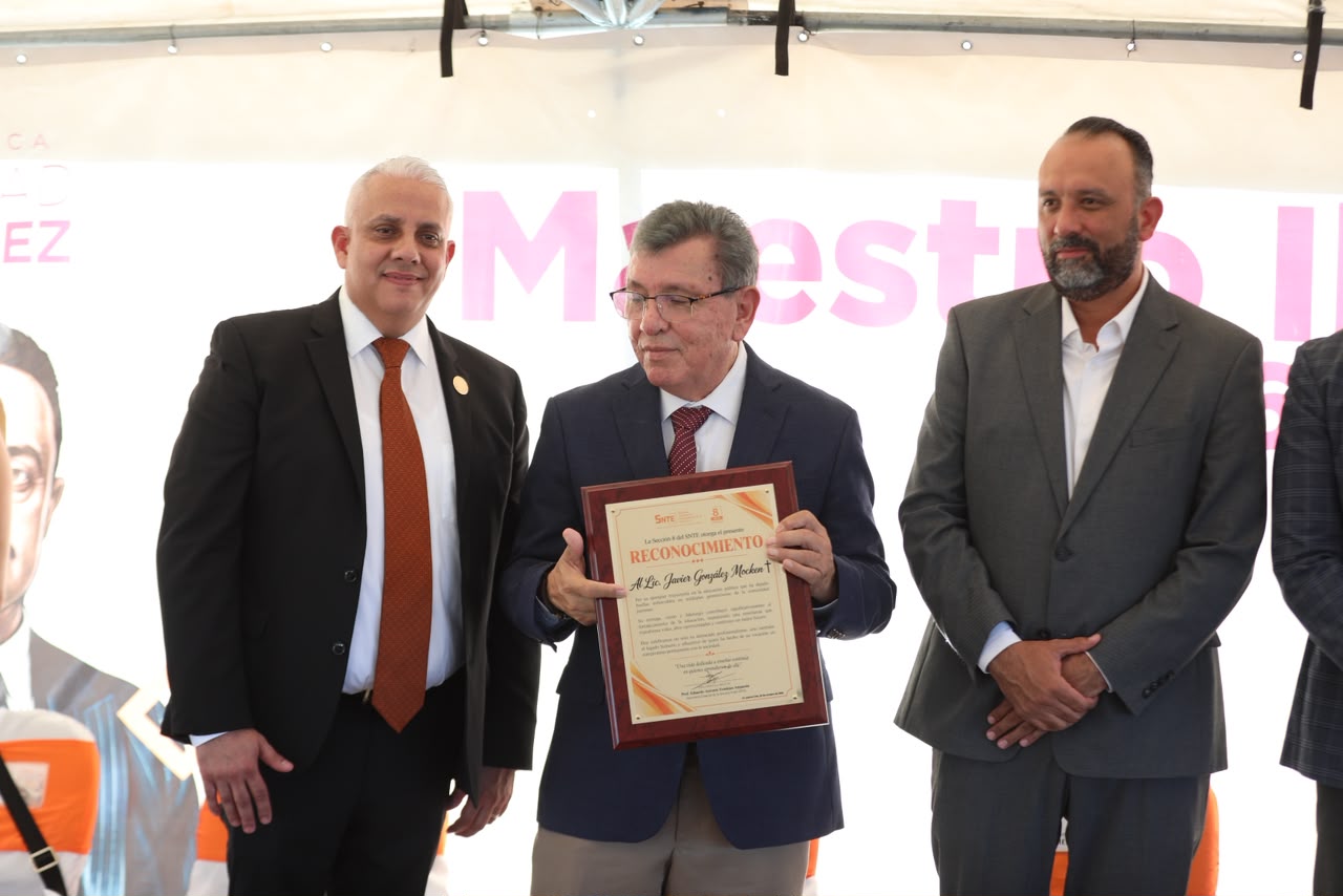Honran a Javier González Mocken con la Placa al Maestro Ilustre 2026