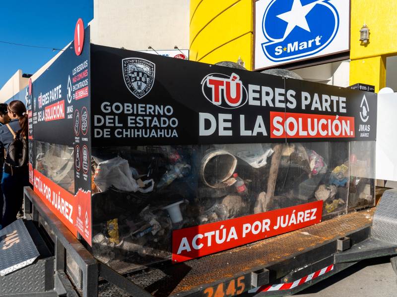 Exhibe JMAS basura extraída del drenaje para crear conciencia entre juarenses