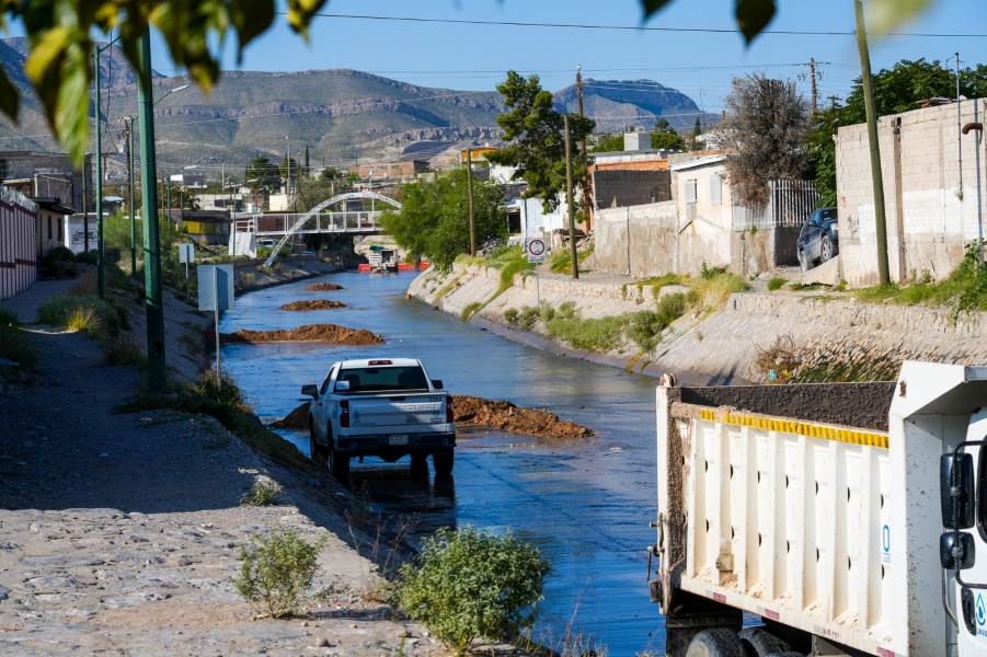 Limpia JMAS colector del Viaducto Díaz Ordaz; cierran tramo por acumulación de azolve