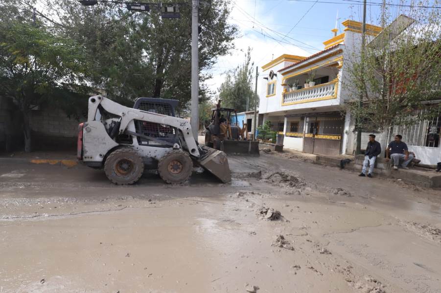 Intensifican retiro de residuos y apoyo a familias afectadas por lluvias en el poniente de Juárez