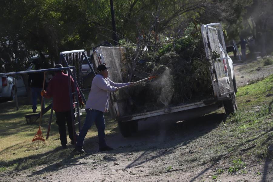 Dan mantenimiento al Parque Lineal Satélite e instalan riego por goteo