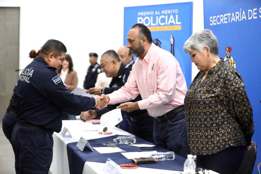 Reconoce alcalde a 122 policías municipales por desempeño y años de servicio