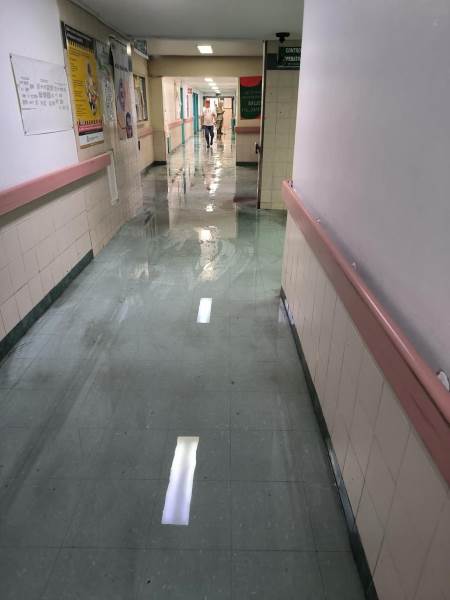 Concluye Protección Civil desagüe en clínica 6 del IMSS tras inundación