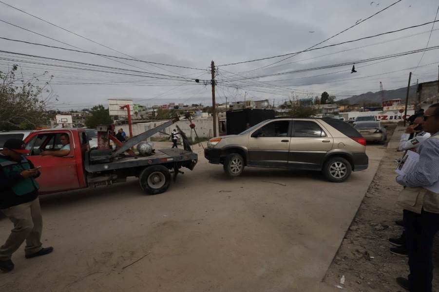 Retiran vehículos abandonados y tiliches en arroyo Las Víboras para prevenir riesgos por lluvias