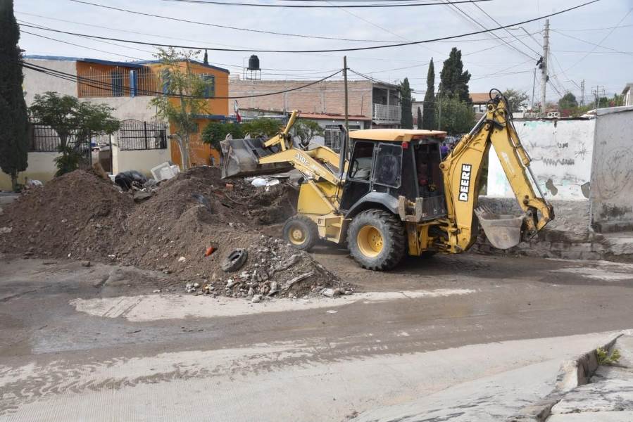 Retiran lodo, llantas y escombro de calles de la colonia Lucio Blanco tras lluvias