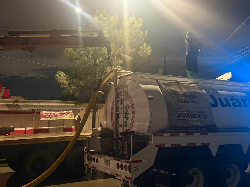Sin descanso retiran agua de zonas afectadas por lluvias en Juárez
