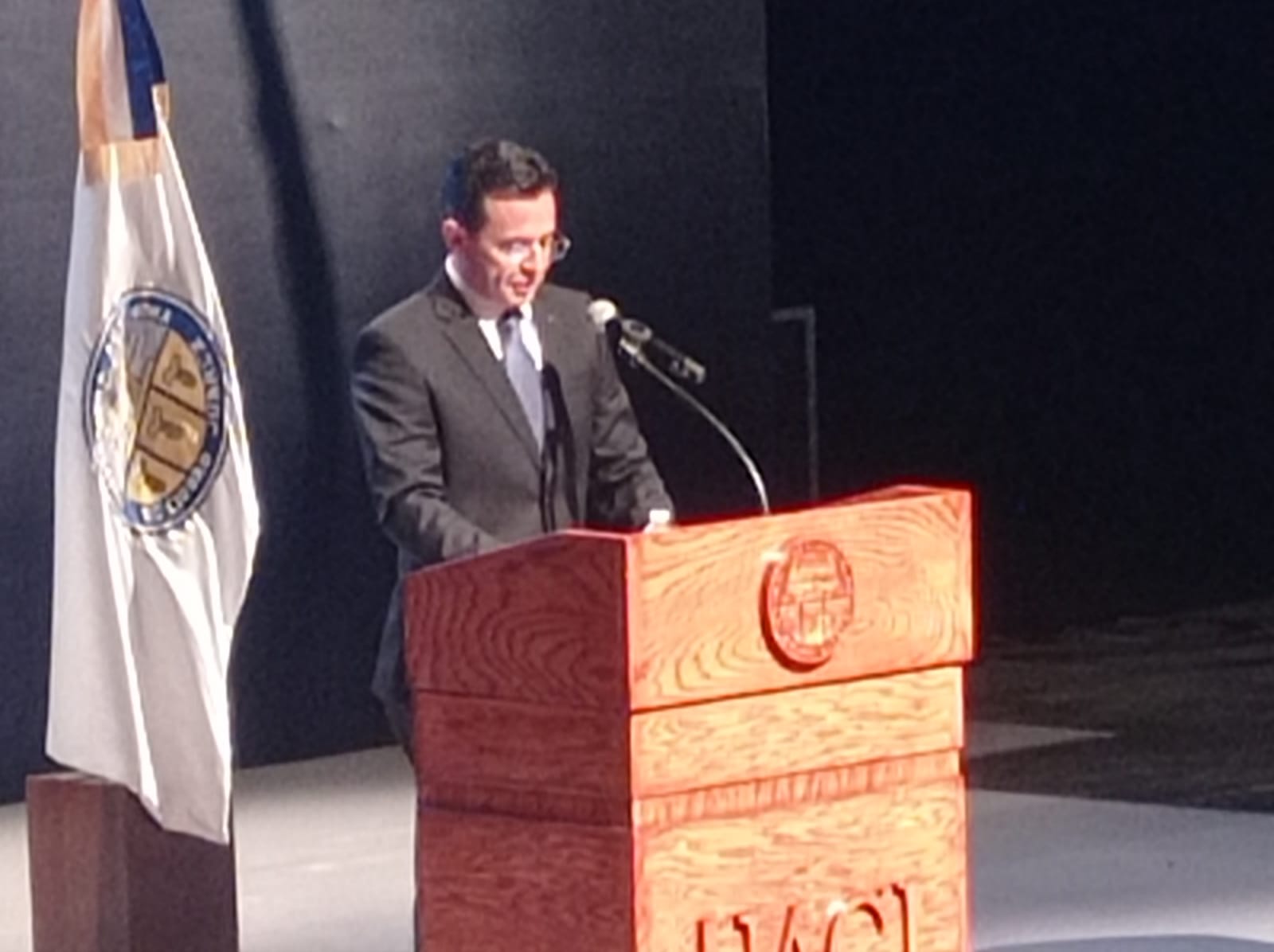 Se compromete nuevo rector a trabajar con honestidad, ética y transparencia.