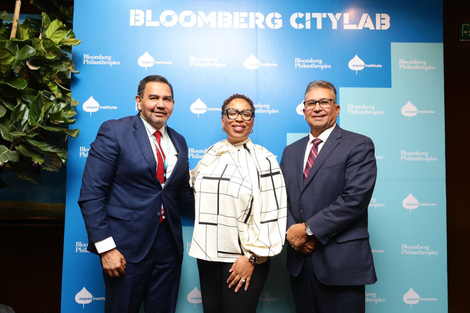 Gestiona alcalde apoyos en materia educativa y para el deporte.