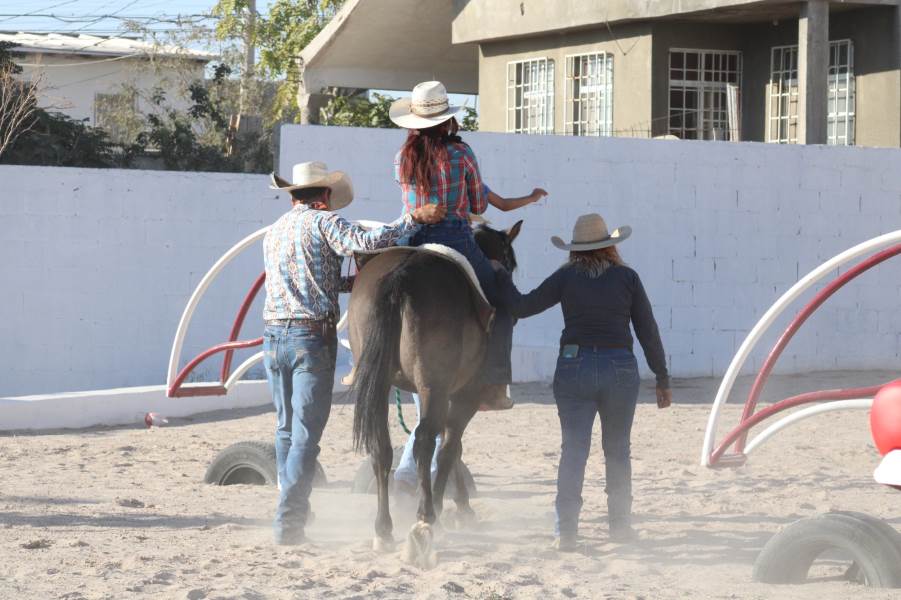 Ofrece Centro Comunitario Granjas de Chapultepec Jornada de Equinoterapia