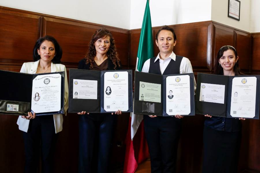 Cuatro egresados del CMA recibieron su título y cédula profesional de la UACJ