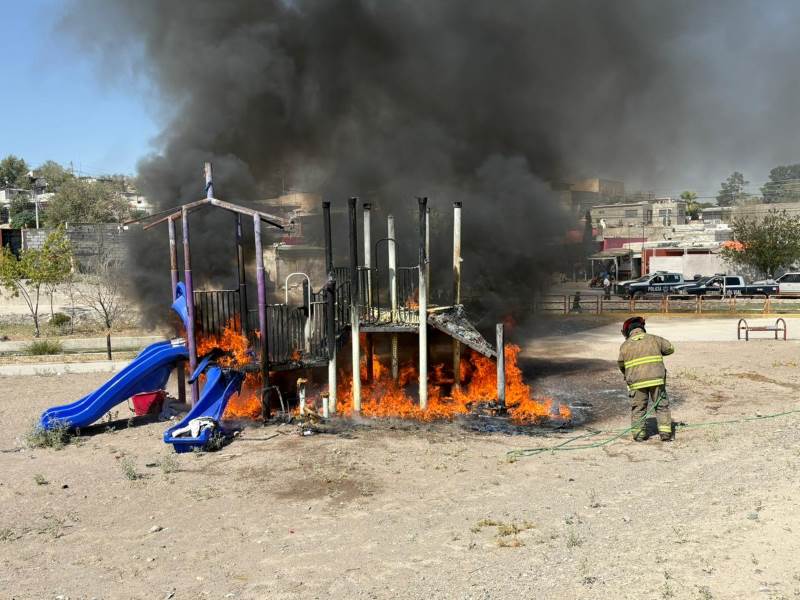 Lo arrestaron por incendiar los jueguitos de un parque público