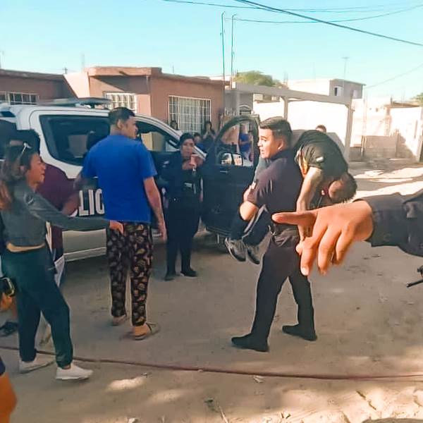 Policías municipales rescatan a un hombre tras incendio en su vivienda