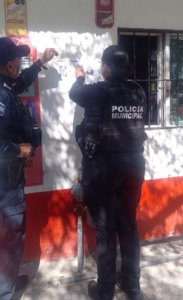 Colocan pesquisas en la colonia Manuel Gómez Morín para la localización de una joven desaparecida