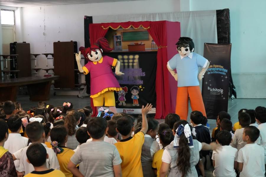 Instruyen a estudiantes a través del teatro sobre derechos a la información