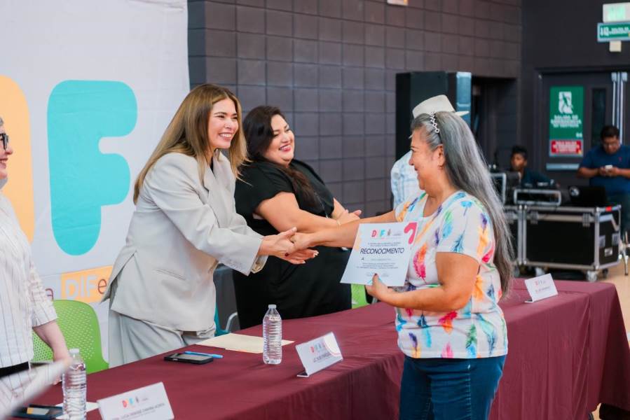 Concluyen talleres productivos de OXXO con graduación de 139 personas mayores en Juárez
