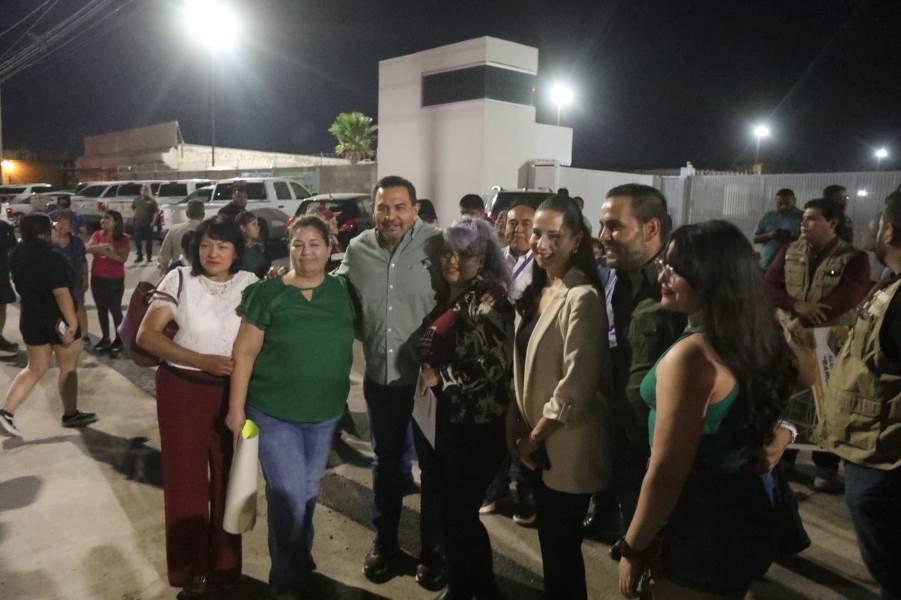 Encabezó alcalde encendido de luminarias en la avenida Ramón Rayón y Clara Fuentes