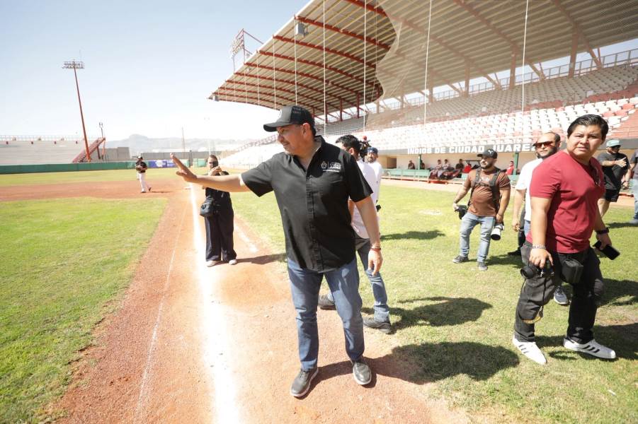 Alcalde Pérez Cuéllar asiste a juego de pretemporada de Indios de Juárez
