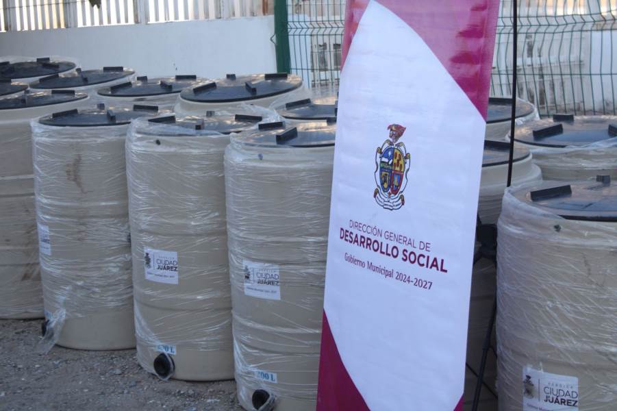 Entregan 290 tinacos para almacenamiento de agua en distintas colonias de Ciudad Juárez