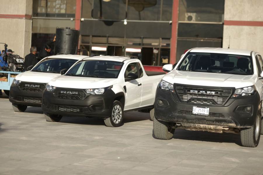 El Presidente Municipal, Cruz Pérez Cuéllar, impulsa mejoras para productores del campo con nuevo equipo y vehículos