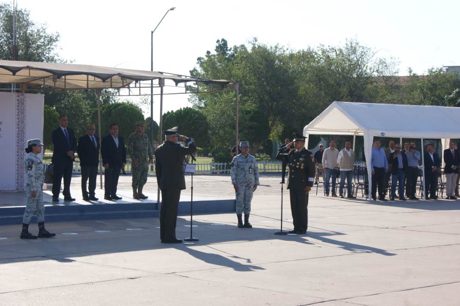 Pérez Cuéllar asiste a la toma de protesta del nuevo comandante de la Guarnición Militar en Ciudad Juárez
