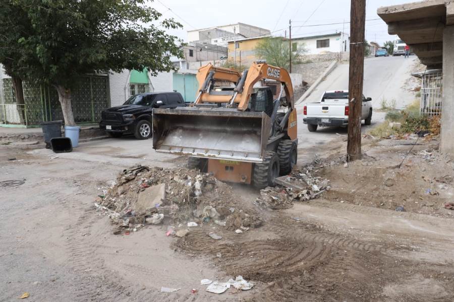Realizan operativo de reordenamiento urbano en la colonia Corregidora