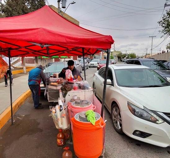 Refuerzan operativos contra venta de comida chatarra afuera de escuelas en Juárez