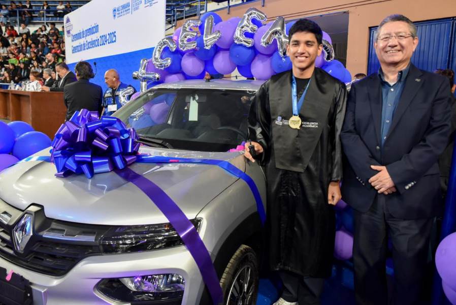 Premian a mil 491 estudiantes destacados en la región norte de Chihuahua