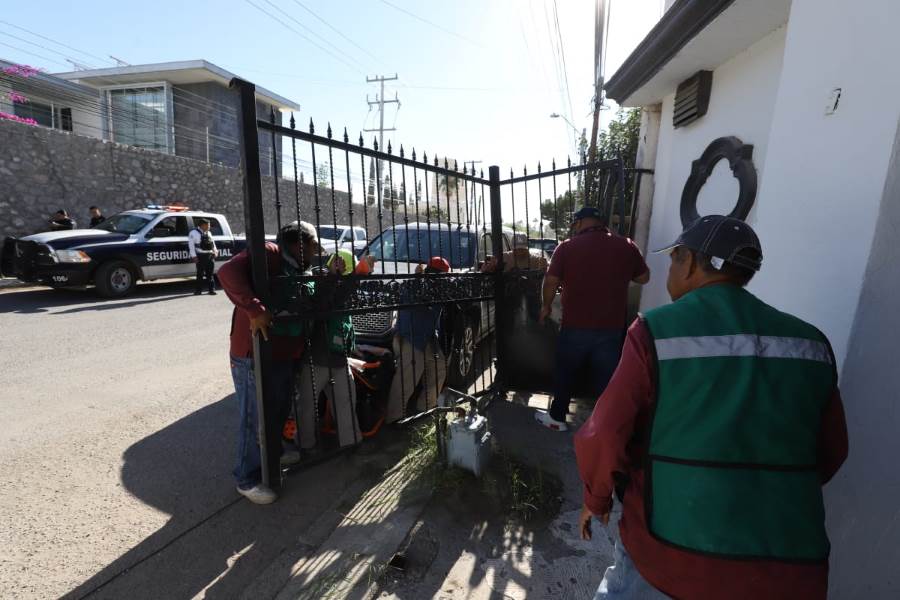 Retiran estructuras que obstruían la vía pública en operativos de reordenamiento urbano