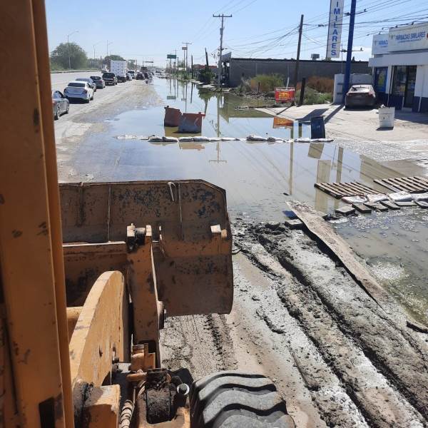 Retiran lodo y material acumulado en la carretera Juárez-Porvenir tras las lluvias