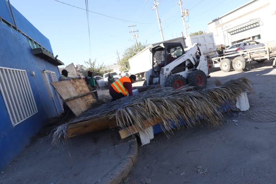 Retiran tejabán que obstruía la vía pública en las calles Cobre y 16 de Septiembre